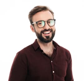 світловолосий чоловік в окулярах та червоній сорочці